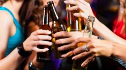 Konsumsi alkohol yang bermasalah lebih mungkin terjadi pada remaja yang memulainya pada usia dini. (Foto: Shutterstock)