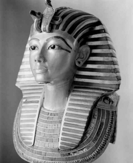 Topeng Emas penutup mumi Tutankhamun. Photo: IHarry Burton/Griffith Institute, Oxford University 