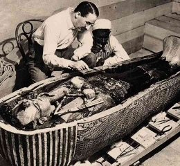 Howard Carter ketika membuka penutup mumi Tutankhamun. Photo: getty Images. 