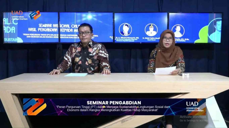 WR Akademik UAD Rusydi Umar, S.T., M.T., Ph.D. (kiri) dan Ketua Panitia Dr. Rina Ratih Sri Sudaryani, M.Hum. (kanan) (Foto: Istimewa)