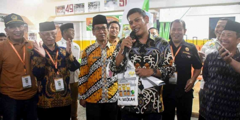 Wali Kota Kediri Abdullah Abu Bakar membuka bazaar remaja LDII. Dokpri.