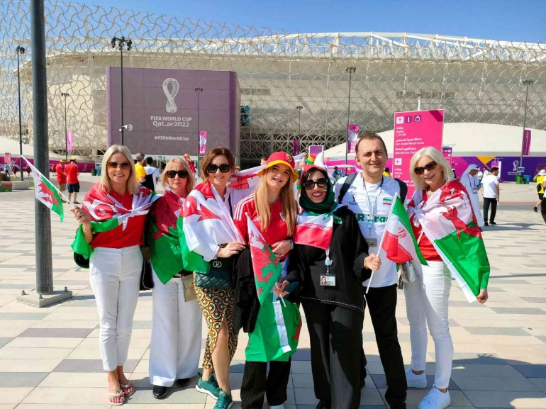 Suporter Iran dan Wales saat berfoto ria di depan awak media (Dokumen pribadi penulis)