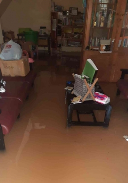 Banjir sampai batas kaki meja di ruang tamu (dokpri)