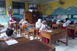 Suasana murid saat mengikuti pembelajaran tatap muka terbatas di SDN Tangerang 14, Kota Tangerang, Senin (14/3/2022).(KOMPAS.com/MUHAMMAD NAUFAL)