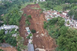 Foto udara dampak kerusakan gempa bumi dan longsoran di Kampung Sarampad, Desa Sarampad, Kab. Cianjur, Selasa (22/11/2022) | Dok. BNPB via Kompas.com