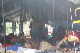 Kondisi warga korban gempa Cianjur, Jawa Barat, yang masih bertahan di tenda pengungsian di daerah Nagrak, Cianjur. (KOMPAS.COM/FIRMAN TAUFIQURRAHMAN)