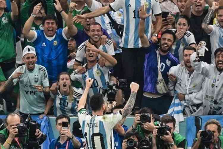 Lionel Messi merayakan gol ke gawang Meksiko di depan pendukung timnas Argentina. Foto: AFP/Glyn Kirk via Kompas.com