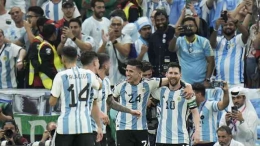 Pemain Argentina merayakan gol kedua ke gawang Meksiko (Foto: AP Photo/Hassan Ammar via liputan6.com)