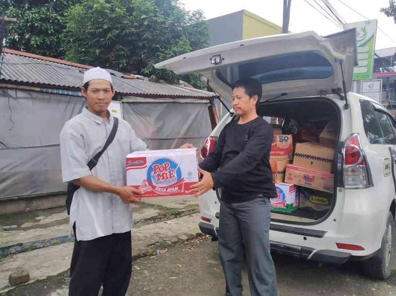 Ilustrasi pemberian bantuan kepada korban gempa Cianjur (Sumber: dok.pri)