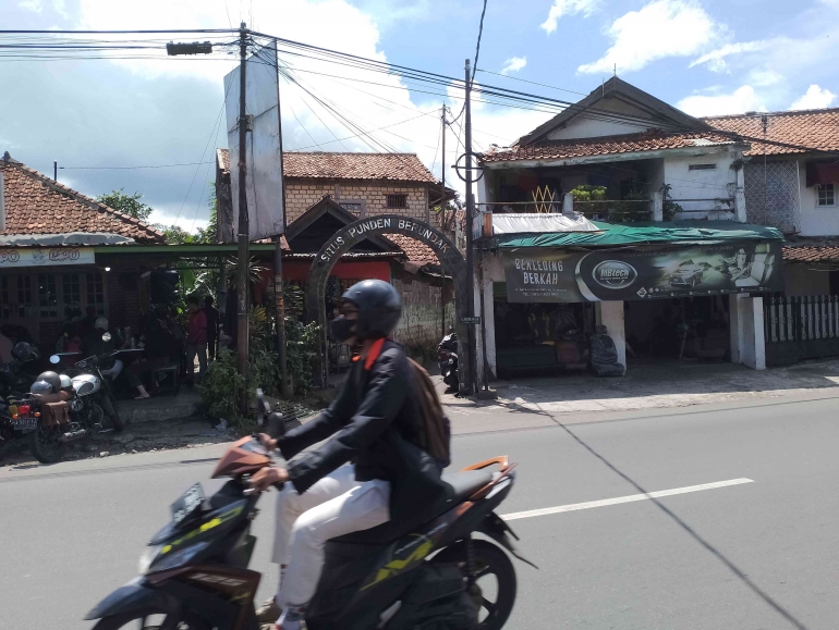 Gapura Jalan Wates Dalam, lokasi situs Punden Berundak Gunung Batu. (Dokpri)