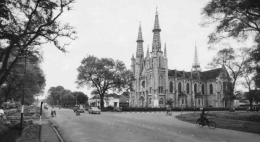 Gereja Katedral Jakarta tahun 1950-an (Sumber: Repro Buku Gereja-Gereja Tua di Jakarta) 