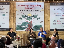 Ibu Suciwati (tengah) berkisah tentang HAM. (Dok. Pribadi)