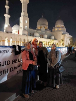 Anggota rombongan menikmati Masjid Raya Sheikh Zayed untuk berselfinris (dokpri)