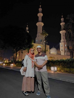 Bersama istri dengan latar belakang Masjid Raya Sheikh Zayed di Kota Solo (dokpri)