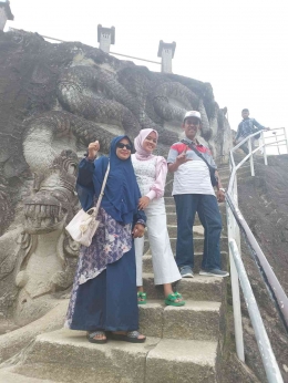 Foto bersama di tangga Taman Tebing Breksi Sleman Yogyakarta (dokpri)