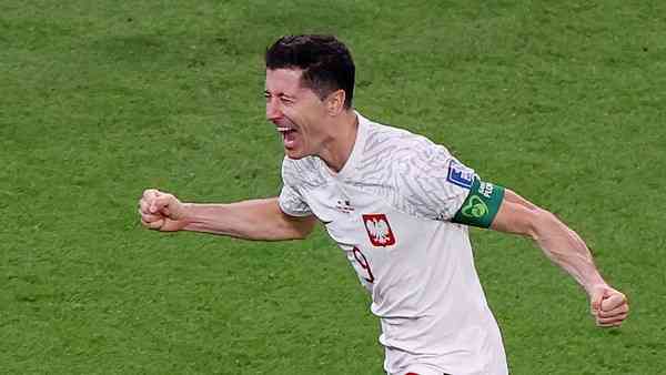 Lewandowski cetak gol perdana di Piala Dunia vs Arab Saudi berhasil wujudkan impian. (Foto: REUTERS/MOLLY DARLINGTON via detik.com