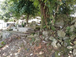 Situs Punden Berundak Gunung Batu terimpit oleh kompleks pemakaman. (Dokpri)