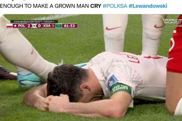 Robert Lewandowski, menangis usai menjebol gawang Arab Saudi dalam laga fase grup Piala Dunia 2022. (TWITTER.COM/CHLOVRINE)