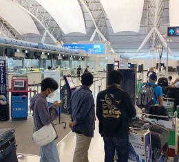 Check-in Dokumen Mahasiswa di Bandara Internasional Kansai Jepang/dokpri