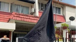  Warga Malaysia mengibarkan bendera hitam sebagai bentuk protes terhadap pemerintah (Foto: Twitter) via news.id/sulut 