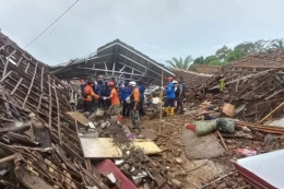 ilustrasi: Proses evakuasi akibat gempa di Cianjur, Jawa Barat.(Foto: DICKY NAWAZAKI via BBC Indonesia/KOMPAS.COM) 