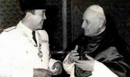 Soekarno bersama Paus Paulus VI (Sumber: Katolikana.com) 