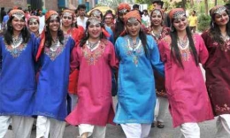 Wanita Jammu dan Kashmir menari di sebuah tempat. | Sumber: populationu.com