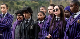 Wednesday & siswa-siswi vampir, penyihir, siren, dan pengendali lebah di Nevermore Academy | Vlad Cioplea/Netflix  via TeenVogue