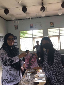 Hadiah Ke Ibu Dina (Dok.Kelas)