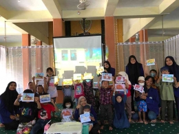 Gambar 3 Kegiatan peningkatan literasi yang diadakan mahasiswa bersama anak-anak lingkungan sekitar Masjid At-Taqwa Malang