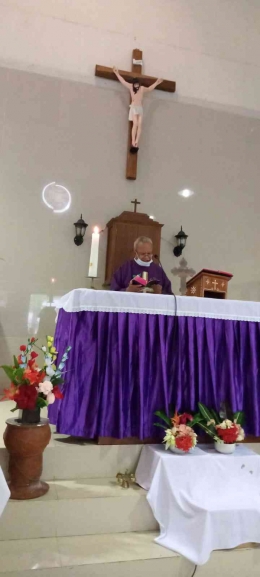 Romo Bartholomeus Bere,PR-Pastor Paroki Praya-Selong: Misa di Gereja IPDN Praya (Dokpri)