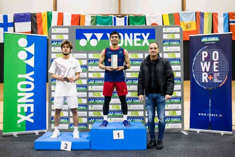 Podium Juara seusai Andi Fadel Muhammad kalahkan Firman Abdul Kholik di final Slovenia (Foto facebook.com/Badminton Europe) 