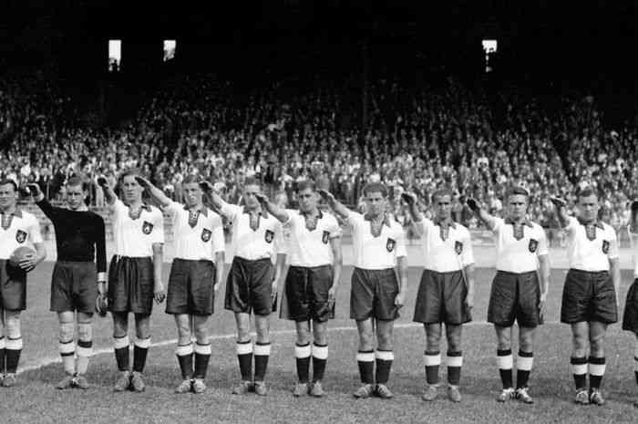 Kesebelasan Nazi Jerman saat Piala Dunia ke-3 di Prancis pada 1938. Sumber: National Geographic Indonesia