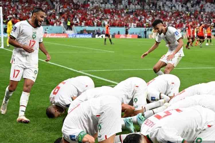 Pemain Maroko sujud syukur usai Abdelhamed menjebol gawang Belgia di  Doha, 27 November 2022. (Photo MANAN VATSYAYANA / AFP) via kompas.com 