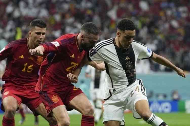 Jamal Musiala (kanan) berduel dengan Dani Carvajal (kiri) Spanyol vs Jerman imbang 1-1.(AFP/ JOSE BRETON) via kompas.com