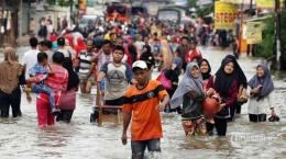 Benarkah banjir di Jakarta dan berbagai daerah merupakan salah satu dampak dari perubahan iklim? (dok foto: Warta Kota/Alex Suban via tribunnews.com)