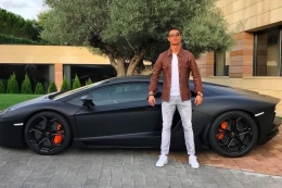 Cristiano Ronaldo berfoto dengan salah satu sport car-nya. Selain ahli mencetak gol, Ronaldo juga memiliki berbagai bisnis. Sumber: Instagram/Cristiano Ronaldo via Kompas.com