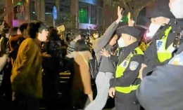  Demonstran China di Shanghai memprotes keras kebijakan 