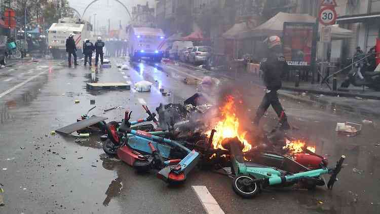 Tim Belgia Kalah di Qatar tapi rusuh di Brusel dan E-skuter terbakar di jalananan (Foto: dpa)