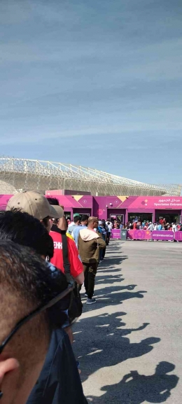 Antrian panjang menuju pintu masuk Stadium Ahmad Bin Ali (Foto Febrialdi Ali)