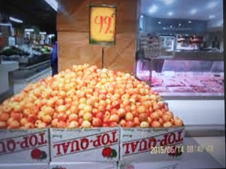 Keterangan foto: buah Apel mengunung . 99 cent perkilogram tidak ada yang berkenan/ dokumentasi pribadi 