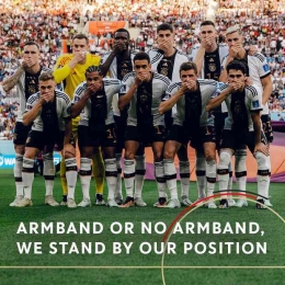 Para pemain Jerman yang mengekspresikan ketidak puasan terhadap FIFA akibat pelarangan penggunaan armband  one love sebagai dukungan terhadap LGBT.. Photo: twitters.