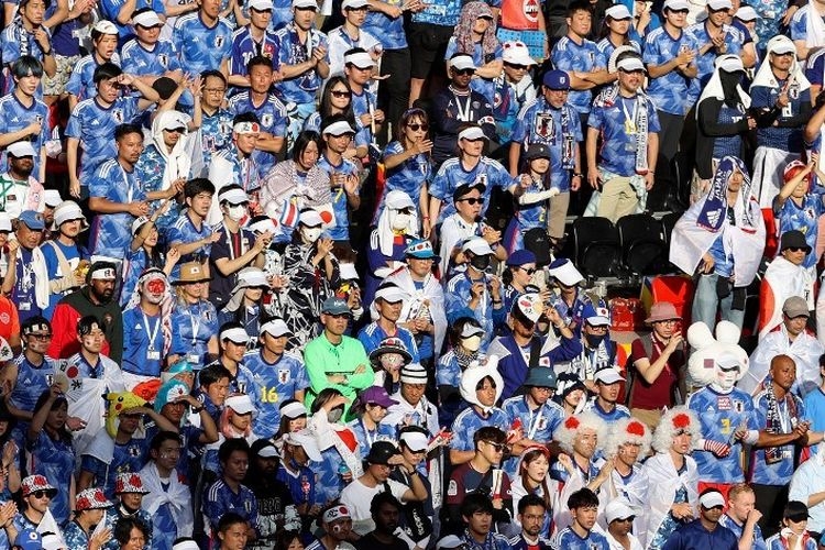 Pendukung Jepang menonton pertandingan sepak bola Grup E Piala Dunia Qatar 2022 antara Jepang dan Kosta Rika di Stadion Ahmad Bin Ali di Al-Rayyan, barat Doha pada 27 November 2022. (AFP PHOTO/ADRIAN DENNIS via kompas.com) 