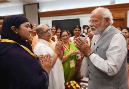 Perdana Menteri Narendra Modi (kanan) berbincang dengan para pengusaha wanita di New Delhi. | Sumber: globalorder.live