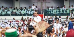 Presiden Jokowi saat menghadiri pertemuan para relawan dan pendukungnya di Stadion Gelora Bung Karno, Sabtu (26/11), Sumber : merdeka.com