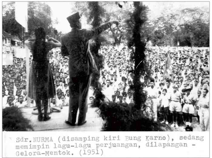 Norma Musa saat di samping Bung Karno sedang memimpin lagu-lagu perjuangan di lapangan Gelora Mentok, koleksi BH Suseno/ Disparbud Babar