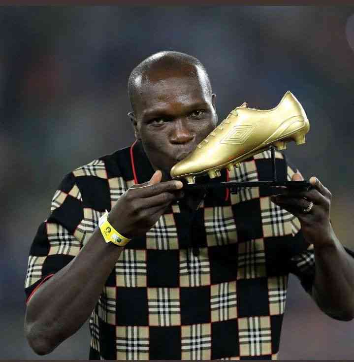 Penghargaan Golden Boot buat Aboubakar di Piala Afrika/ foto: dailymailgh.com