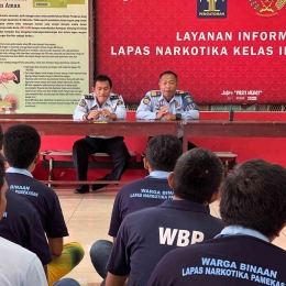 Ka.KPLP Lapas Narkotika Kelas IIA Pamekasan, Sidik Widiyanto saat memberikan pengarahan sebelum kegiatan test urine dilakukan. (Dok. Humas Lapas Narkotika Pamekasan)