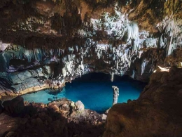 Tampak air berwarna biru di dalam gua di Waikelo Sawah, Sumba Barat Daya, NTT (Sumber: phinemo.com)