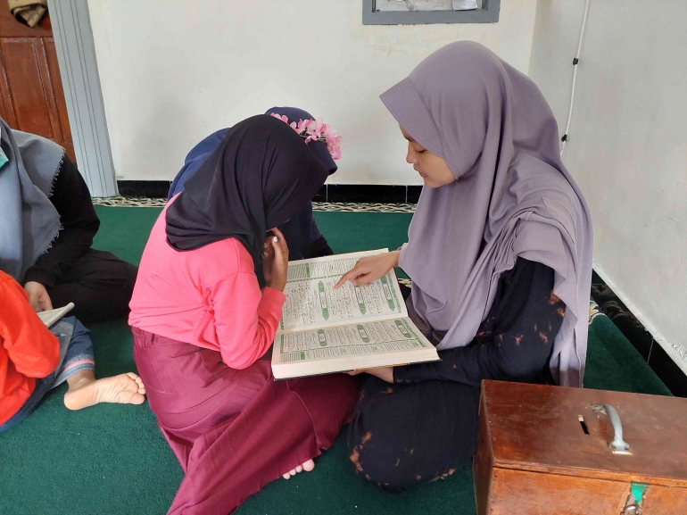 Pelaksanaan Bimbingan Belajar Al-Qur'an Desa Botoputih oleh Tim Pengabdian UM (Dokumentasi Pribadi, 2022)
